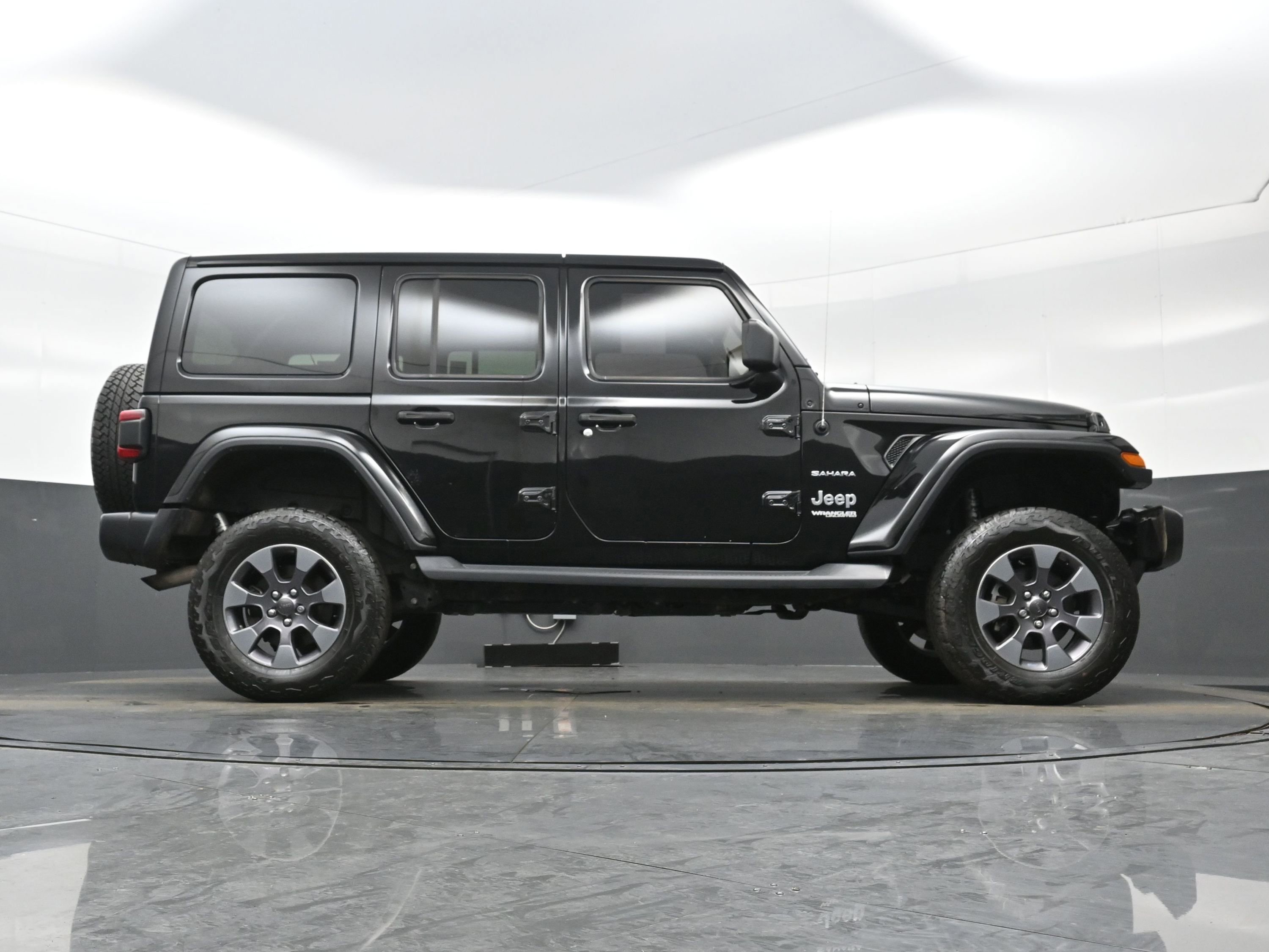 Used 2018 Jeep Wrangler Unlimited Sahara w/ Dual Top Group image 29