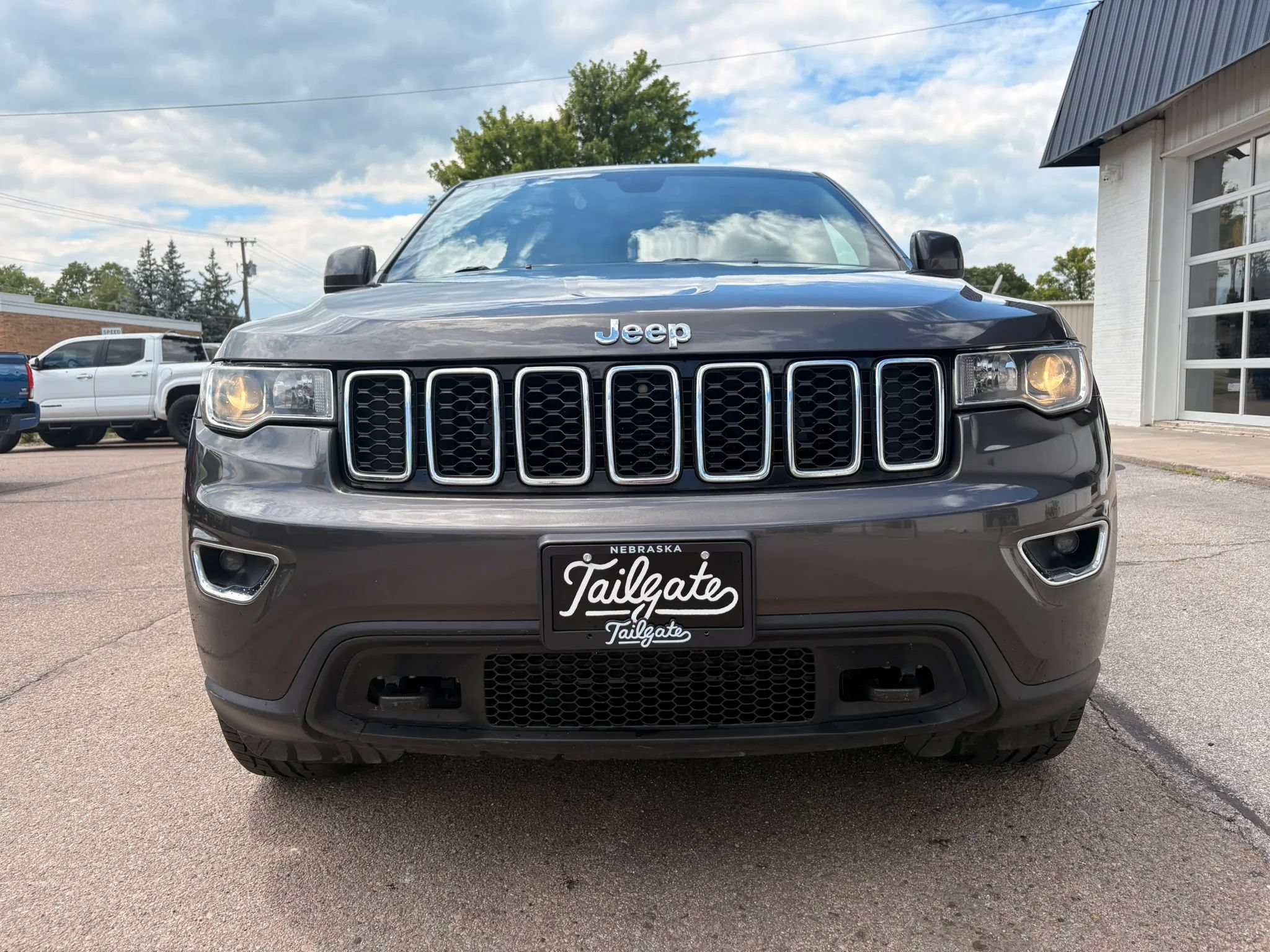 Used 2019 Jeep Grand Cherokee Laredo AWD/4WD image 3