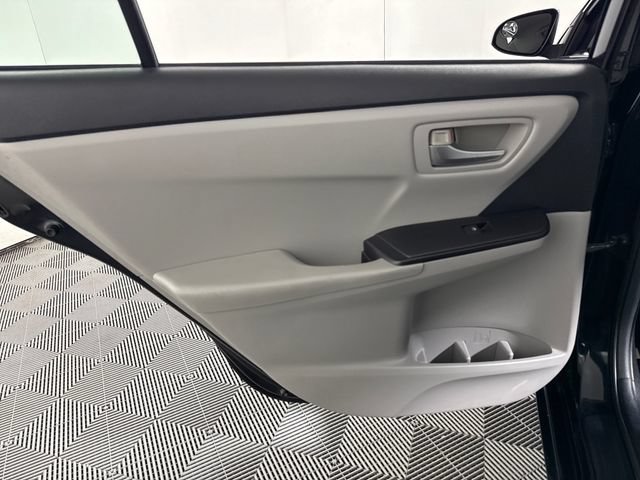 Used 2016 Toyota Camry SE FWD image 19