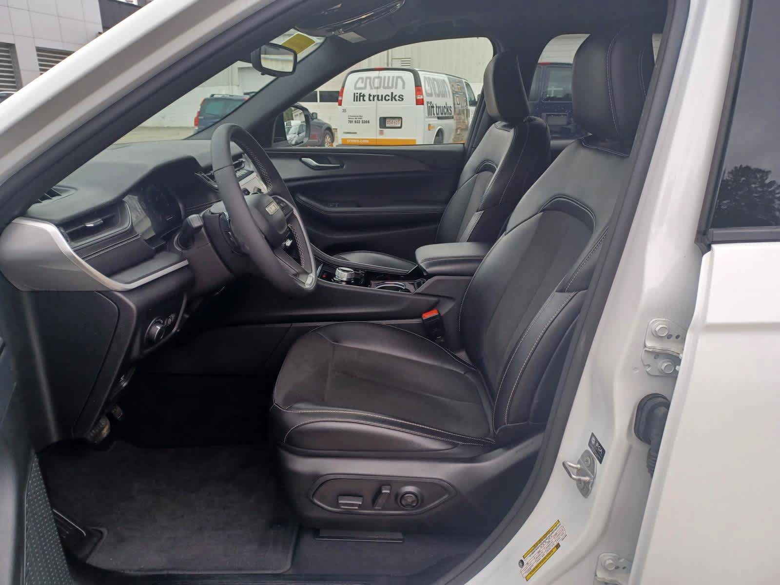 Used 2023 Jeep Grand Cherokee Altitude AWD/4WD image 7