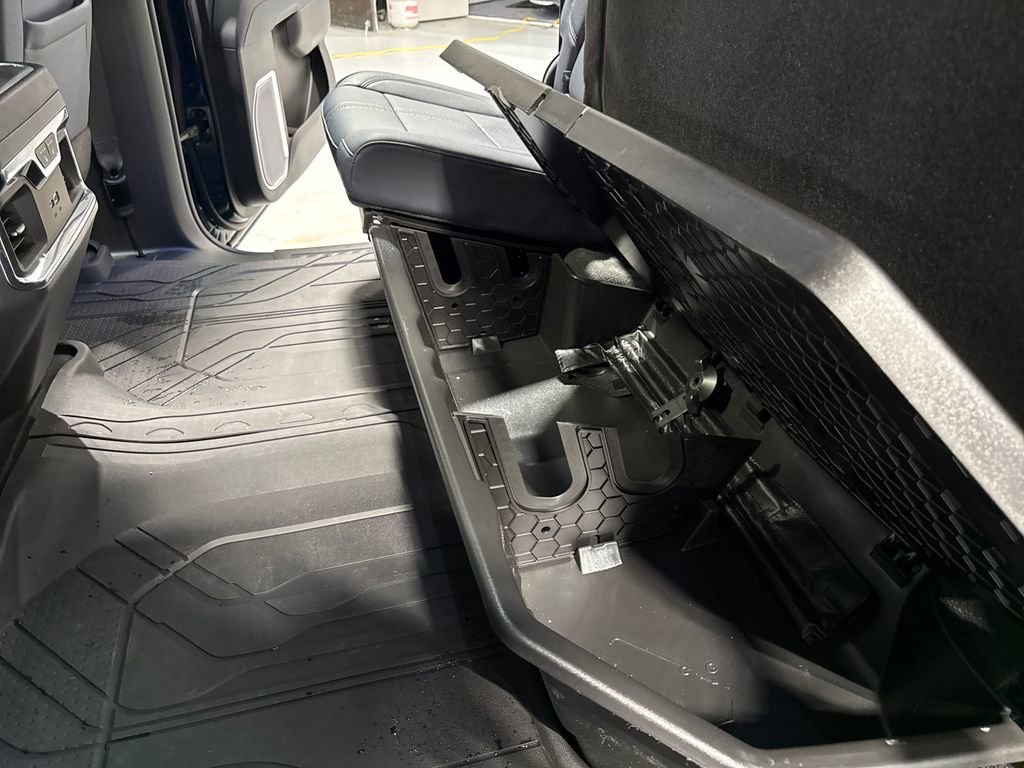 Used 2023 Chevrolet Silverado 1500 High Country w/ High Country Premium Package AWD/4WD image 46