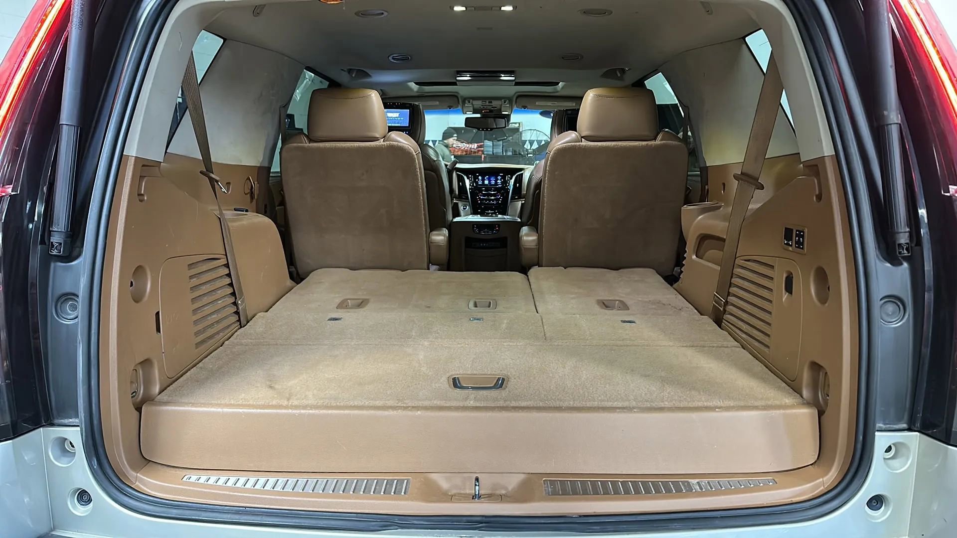 Used 2016 Cadillac Escalade Platinum image 17