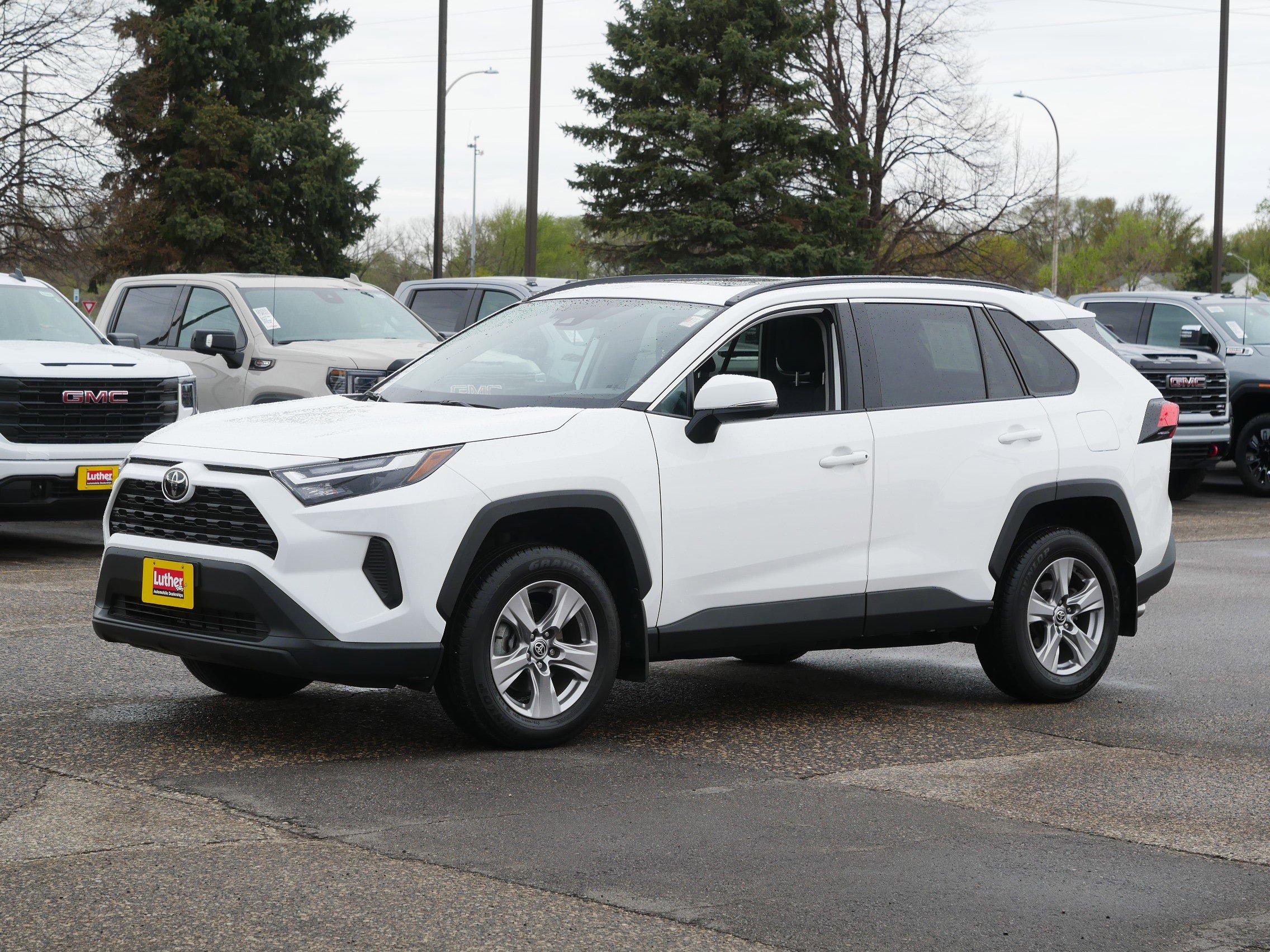 Used 2022 Toyota RAV4 XLE w/ Convenience Package AWD/4WD image 3