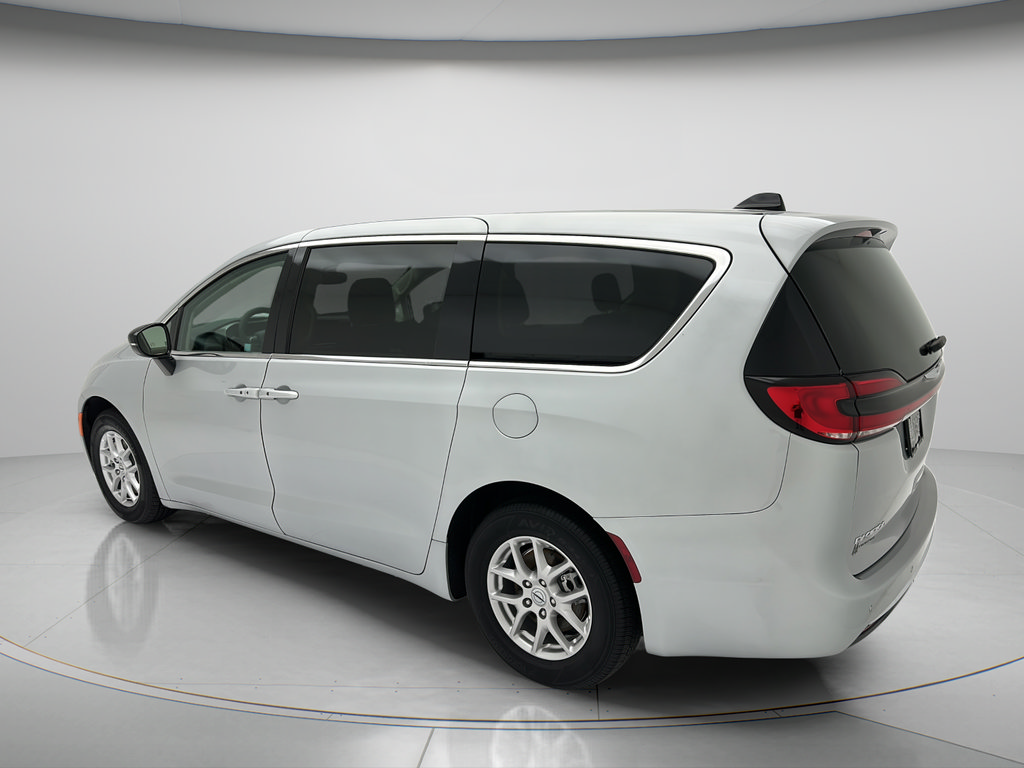 Used 2024 Chrysler Pacifica Touring-L FWD image 4