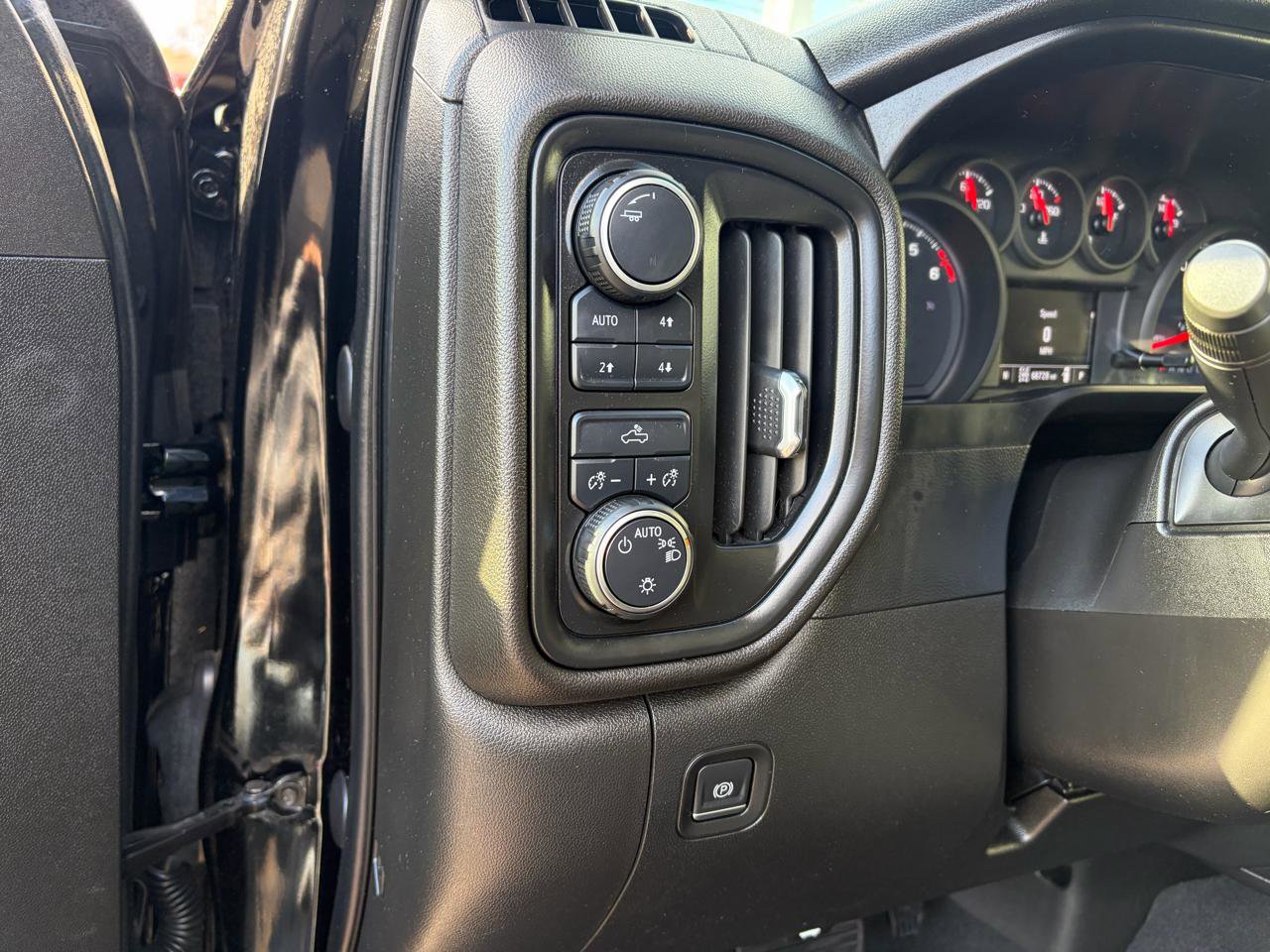 Used 2021 Chevrolet Silverado 1500 Custom Trail Boss AWD/4WD image 28