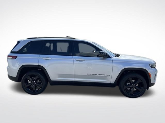 Used 2024 Jeep Grand Cherokee Altitude AWD/4WD image 12