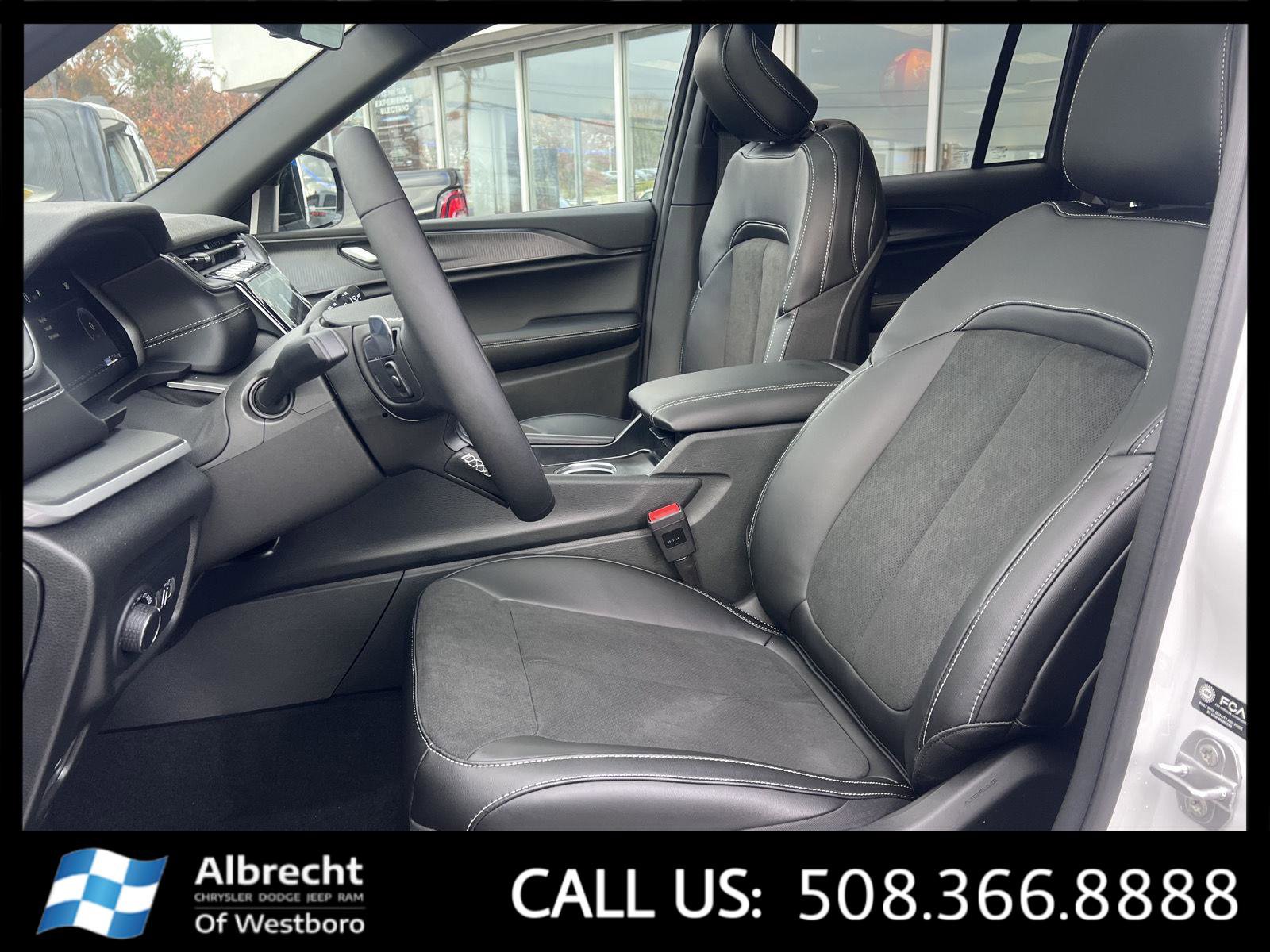 New 2025 Jeep Grand Cherokee Altitude image 10