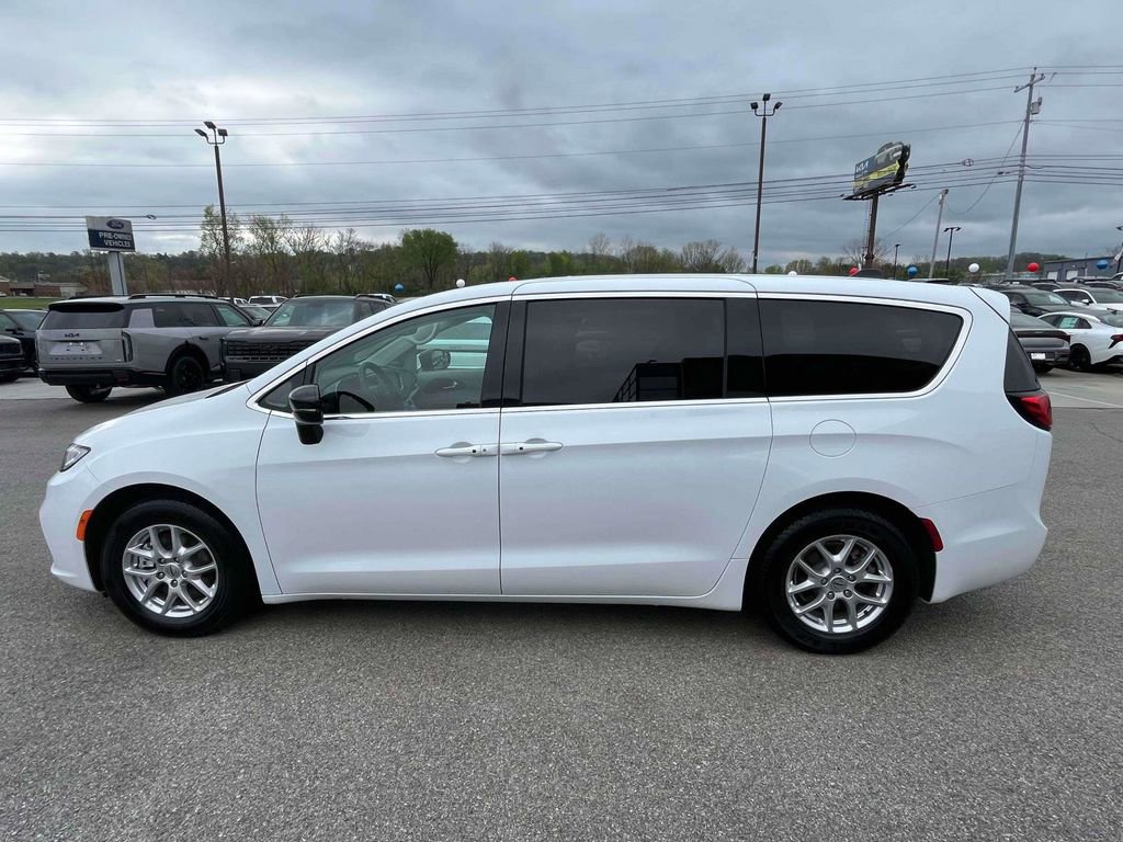 Used 2024 Chrysler Pacifica Touring-L image 31