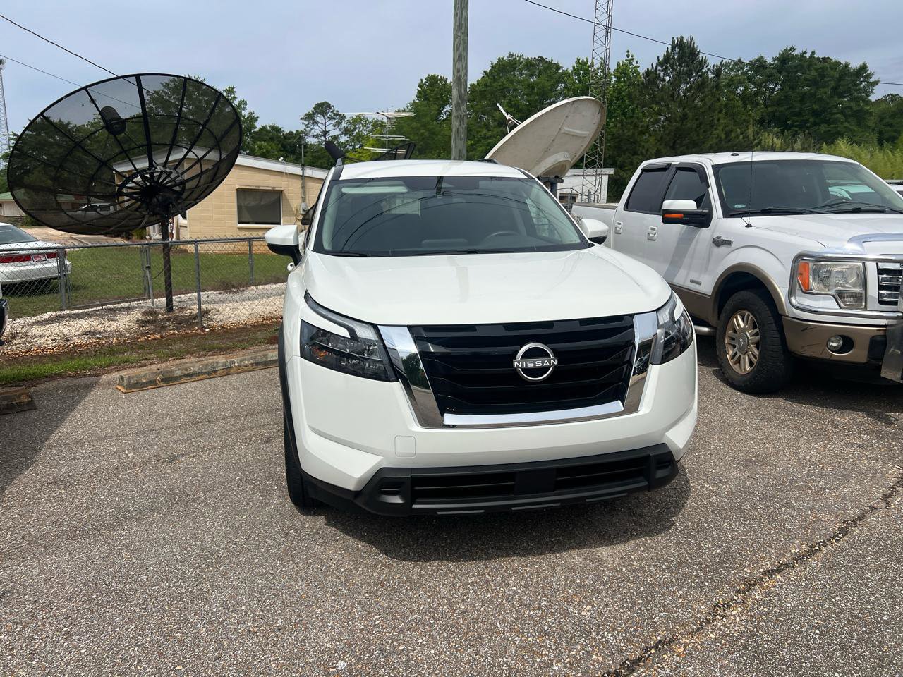 Used 2025 Nissan Pathfinder SV AWD/4WD image 3