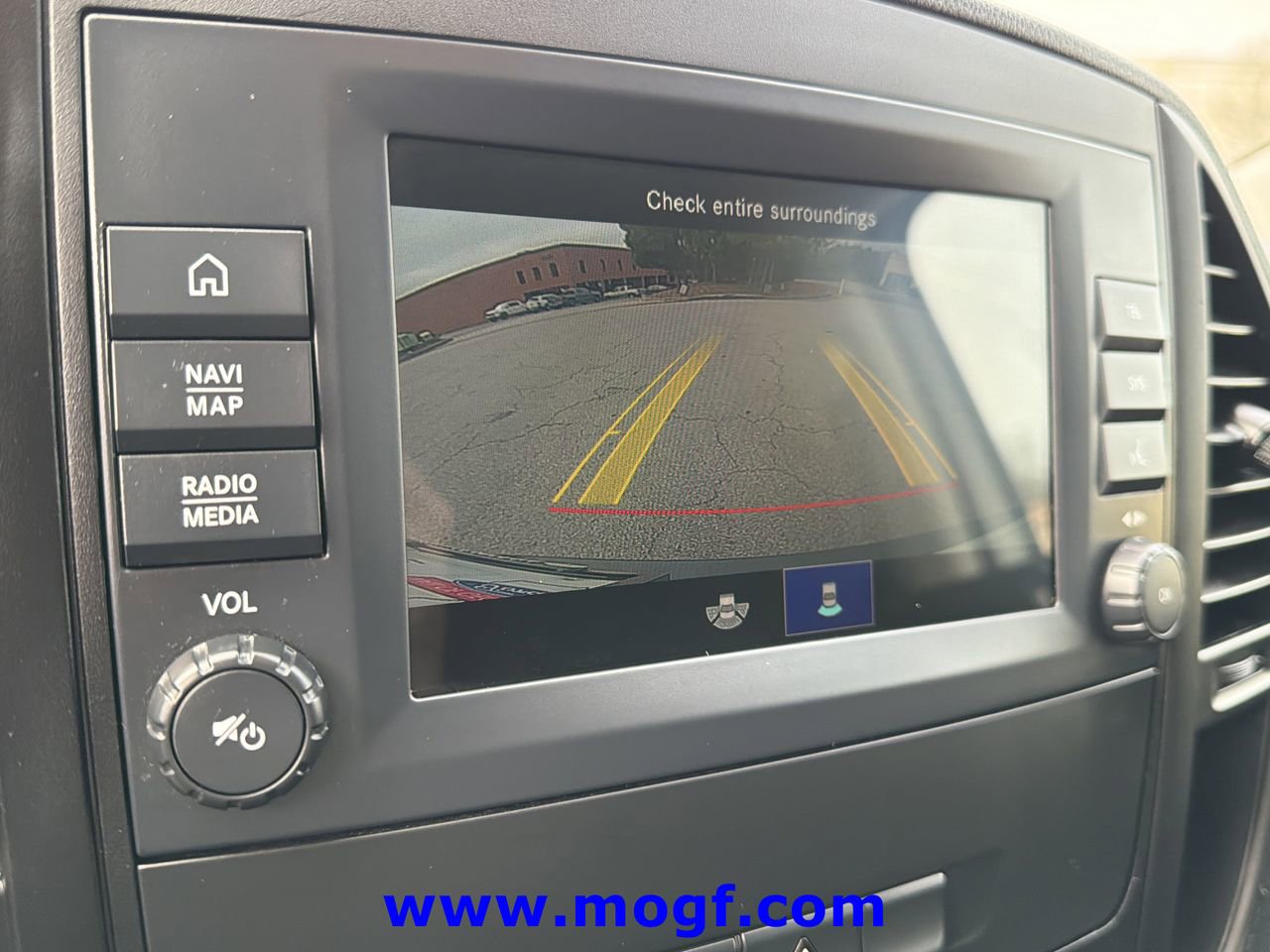 Used 2023 Mercedes-Benz Metris image 3