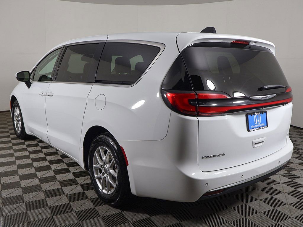 Used 2023 Chrysler Pacifica Touring-L image 10