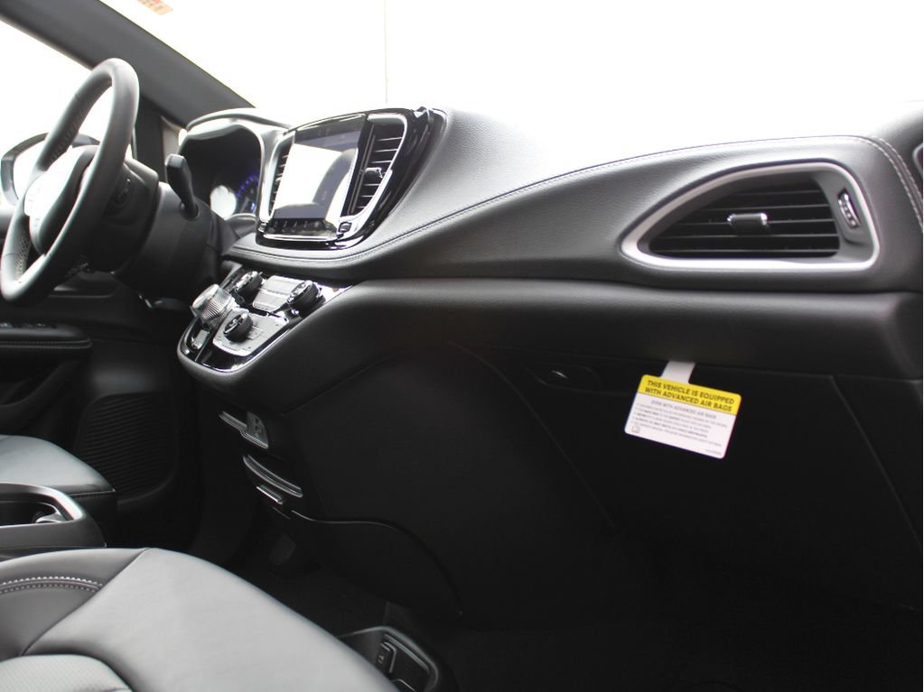 New 2026 Chrysler Pacifica Select AWD/4WD image 23