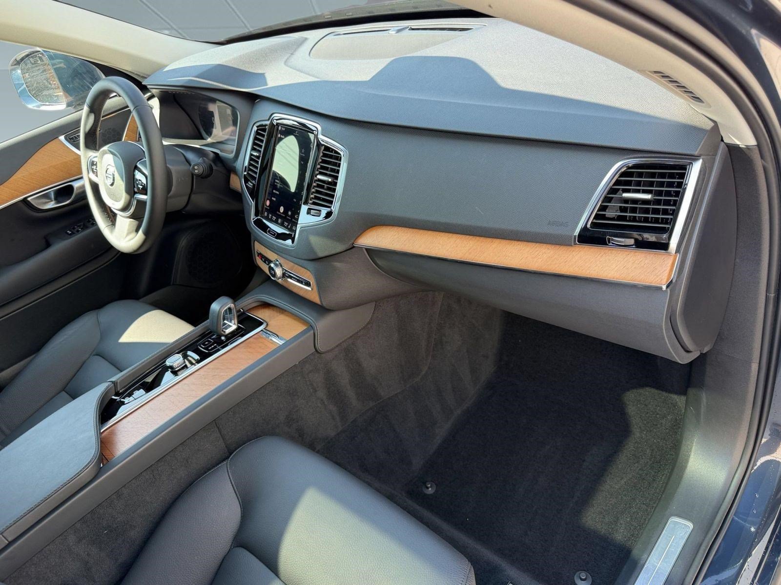 Used 2024 Volvo XC90 T8 Plus w/ Protection Package Premier AWD/4WD image 31