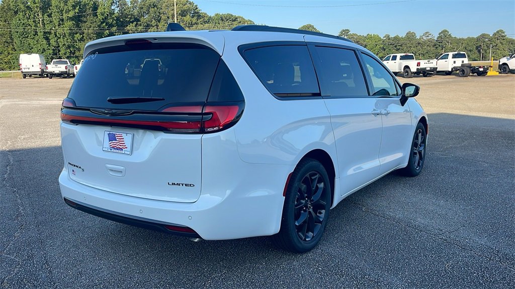 New 2025 Chrysler Pacifica Limited image 7