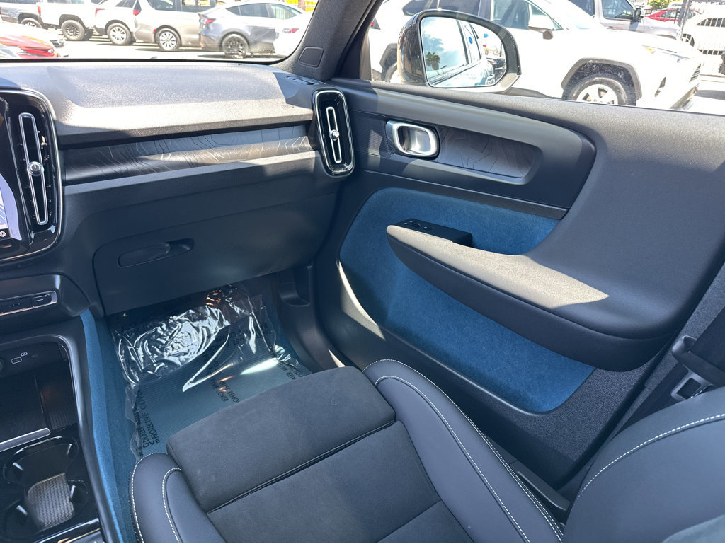 Used 2023 Volvo XC40 Recharge Plus image 19
