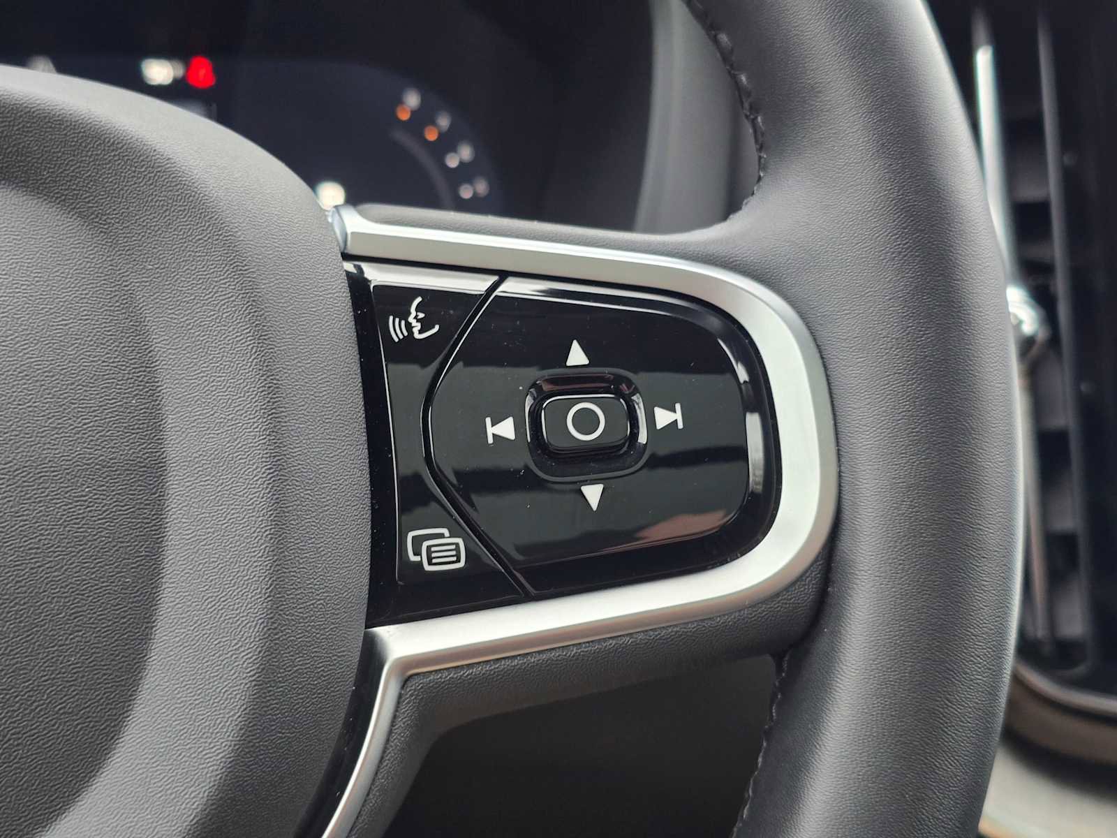 Certified 2025 Volvo XC60 B5 Plus image 31