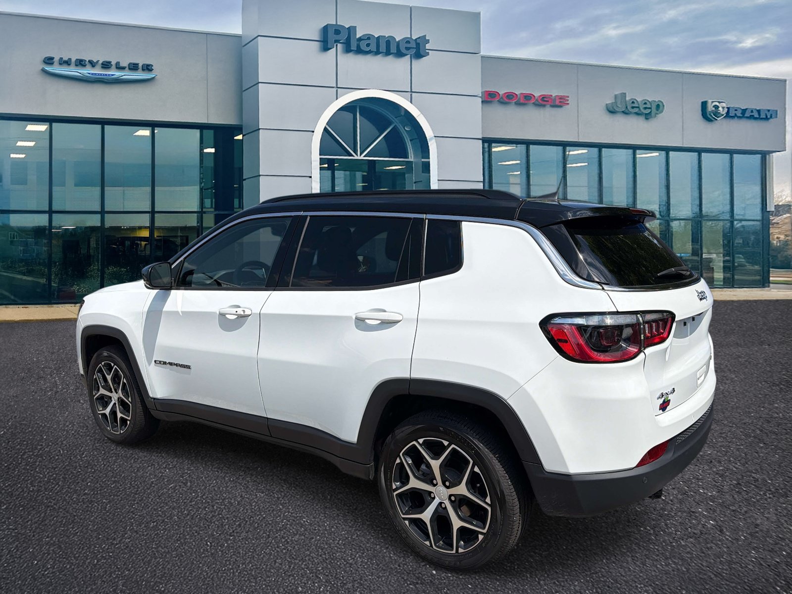 Used 2024 Jeep Compass Limited AWD/4WD image 3