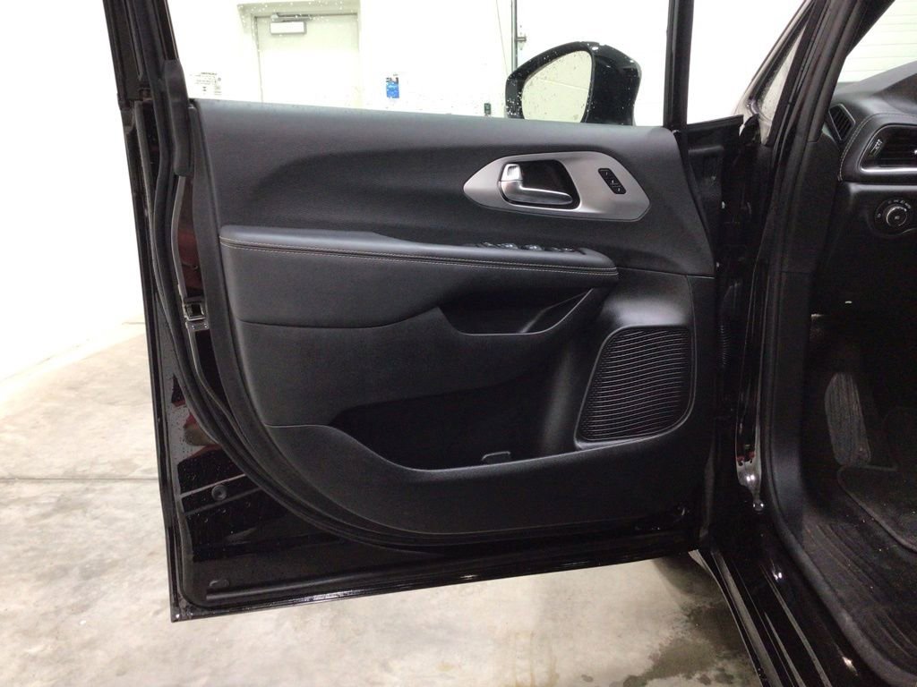Used 2025 Chrysler Pacifica Limited FWD image 17