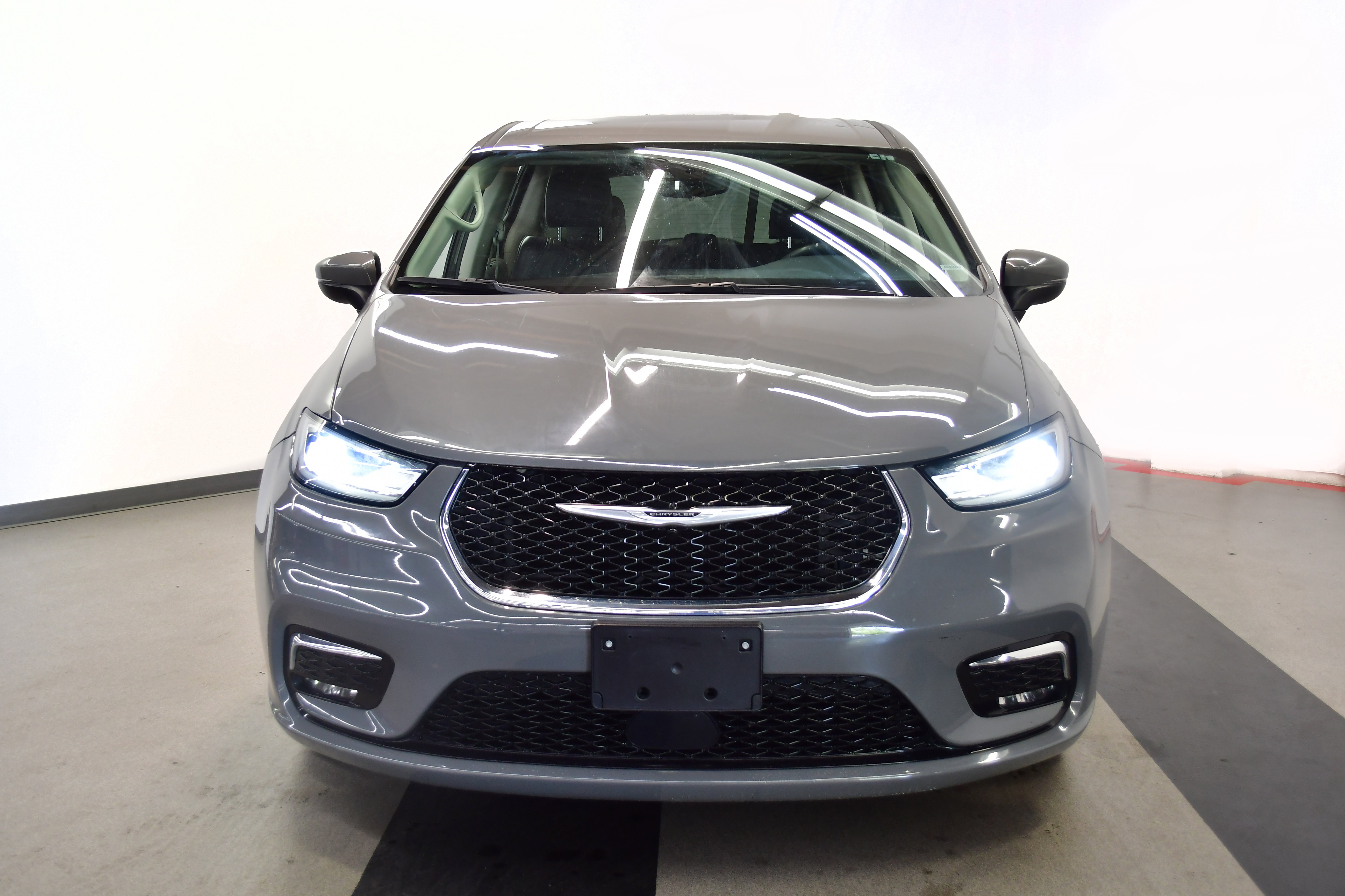Used 2023 Chrysler Pacifica Touring-L FWD image 3
