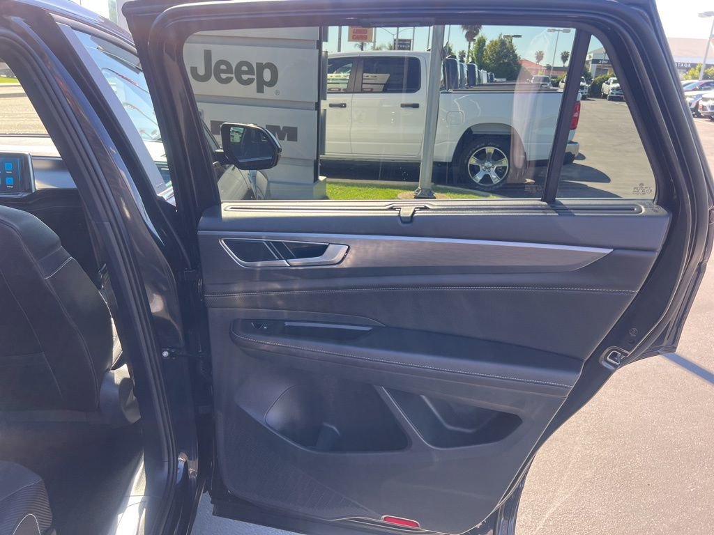 Used 2025 Volkswagen Atlas Cross Sport SE image 37