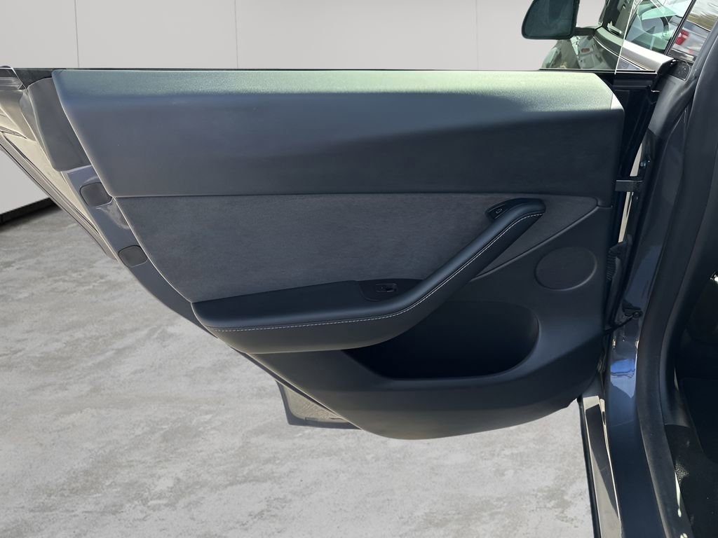 Used 2022 Tesla Model Y Long Range image 13