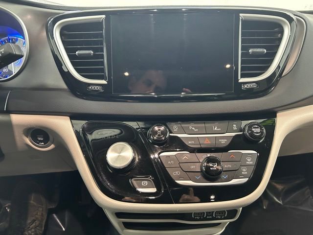 Used 2023 Chrysler Pacifica Touring-L image 19