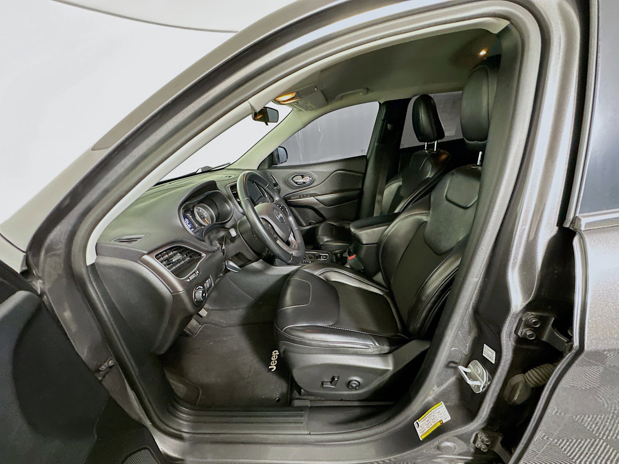 Used 2019 Jeep Cherokee Latitude Plus FWD image 13