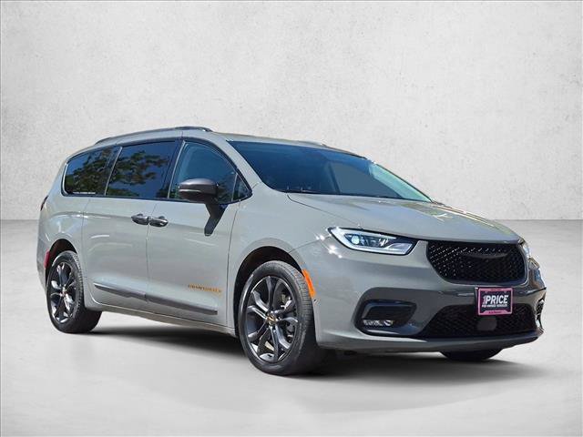 Used 2023 Chrysler Pacifica Touring-L w/ Road Tripper Package AWD/4WD image 3