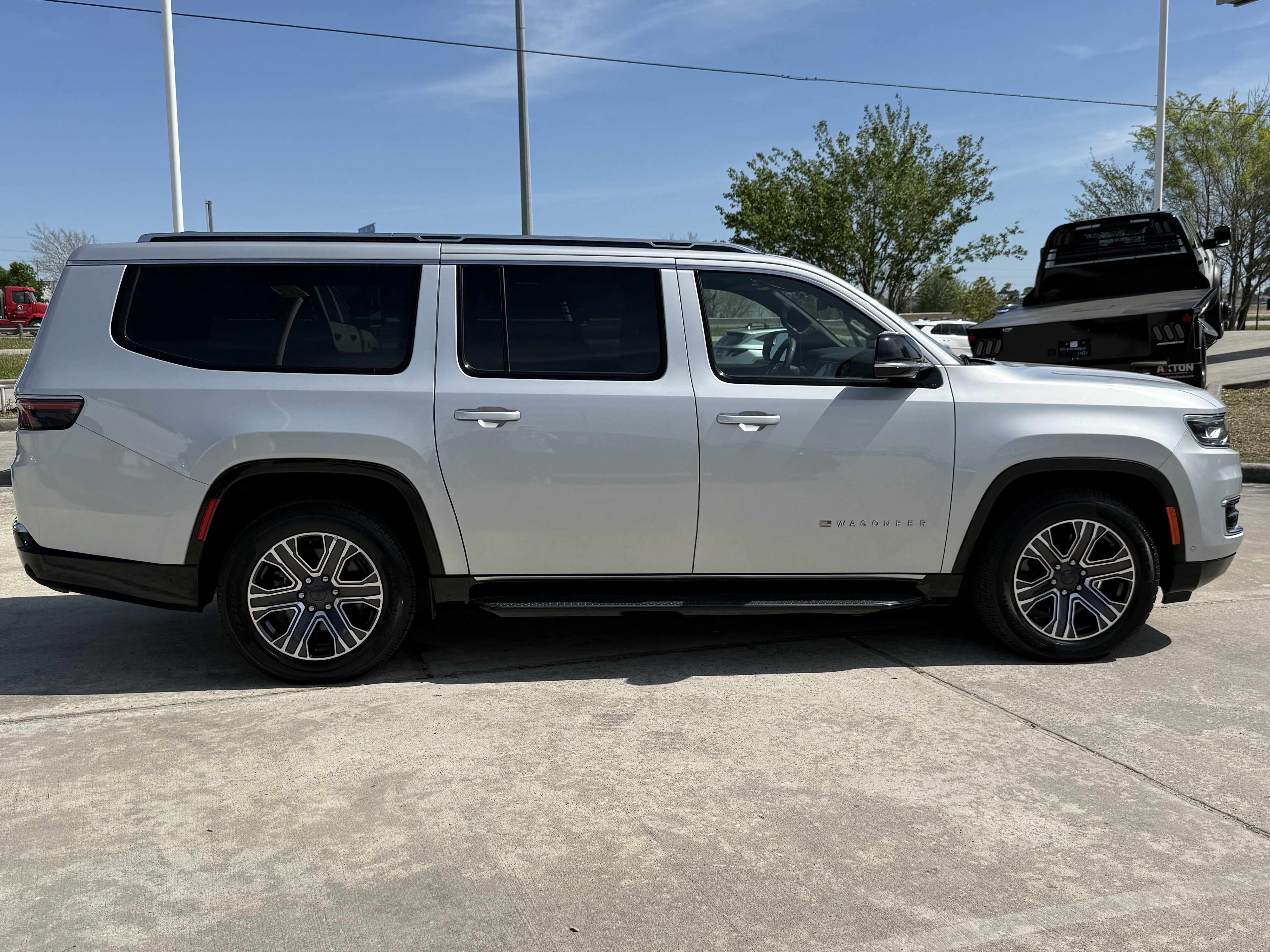 Used 2024 Jeep Wagoneer L Series II w/ Flexible Seating Group image 3