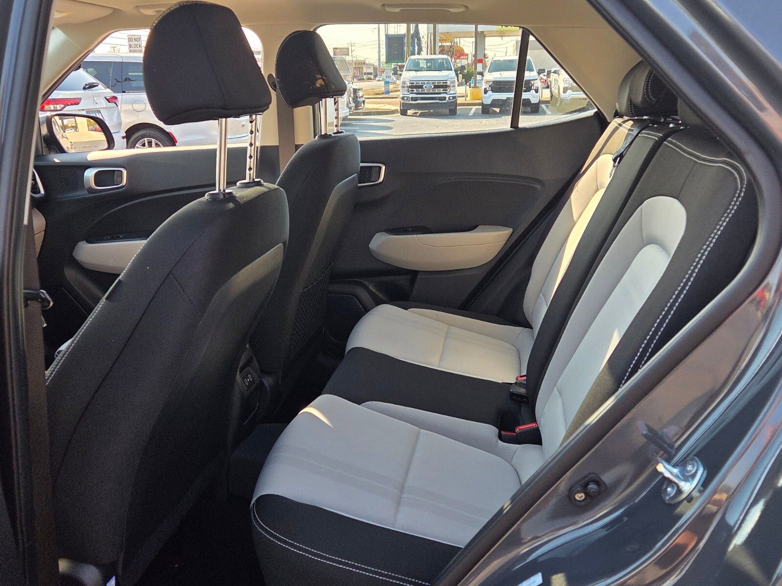 Used 2025 Hyundai Venue SEL image 6