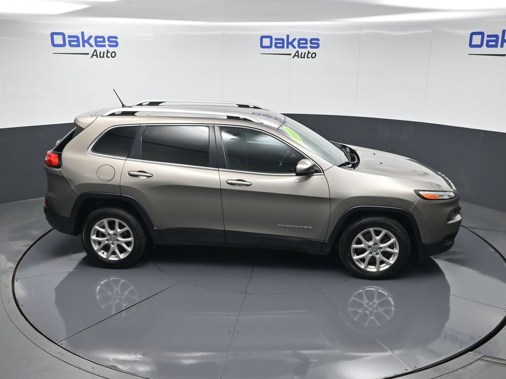 Used 2017 Jeep Cherokee Latitude w/ Cold Weather Group FWD image 49