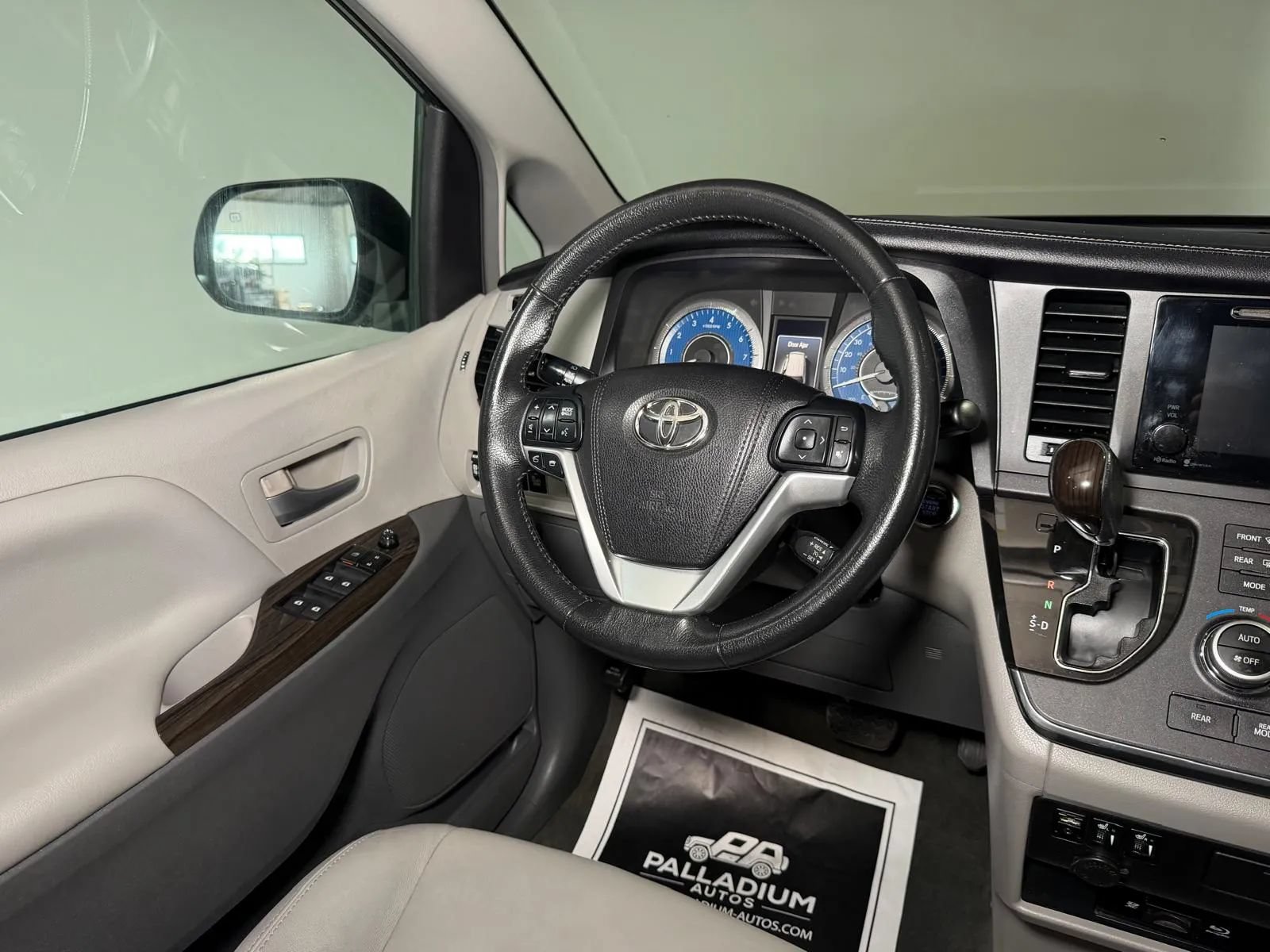 Used 2015 Toyota Sienna XLE Premium FWD image 19