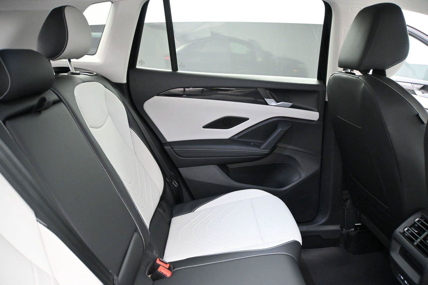Used 2025 Volkswagen Tiguan SE AWD/4WD image 22