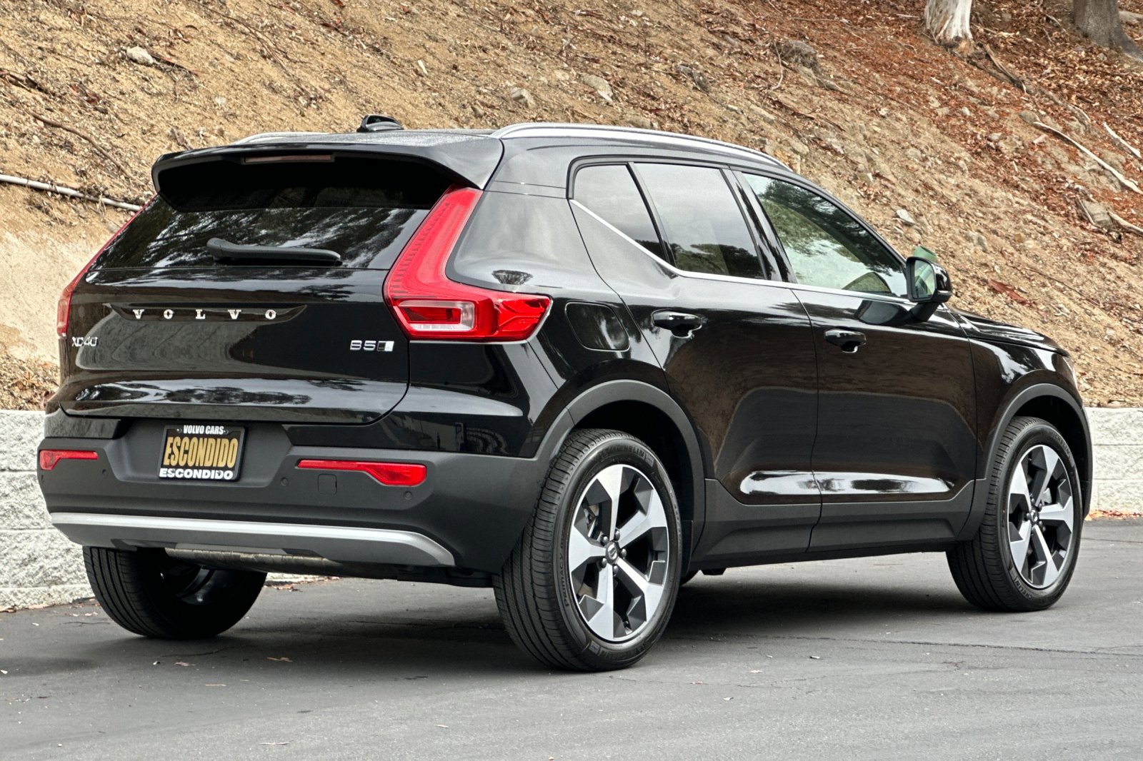 New 2025 Volvo XC40 B5 Core w/ Climate Package image 5