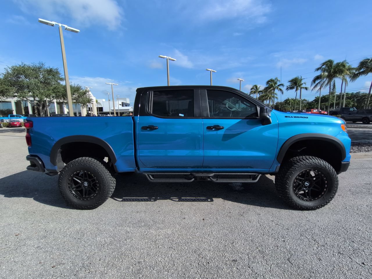 Used 2025 Chevrolet Silverado 1500 LT AWD/4WD image 4