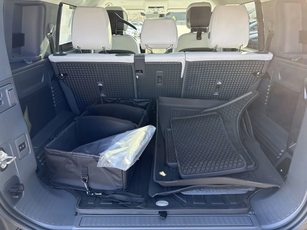 New 2026 Land Rover Defender 110 X-Dynamic SE image 15