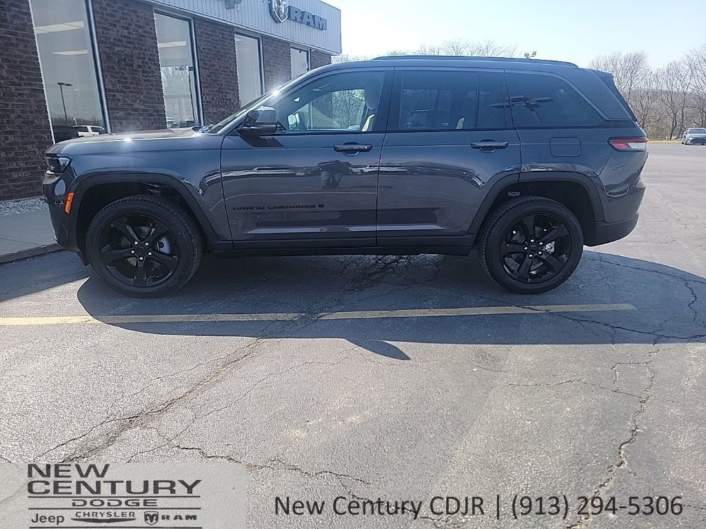 New 2026 Jeep Grand Cherokee Limited w/ Limited Altitude Package AWD/4WD image 2