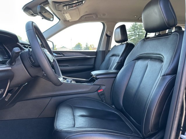Used 2023 Jeep Grand Cherokee Limited w/ Black Appearance Package image 13
