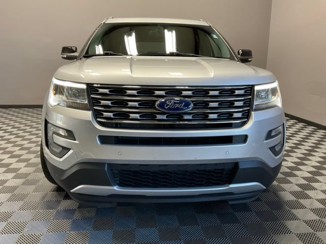 Used 2017 Ford Explorer XLT w/ Equipment Group 202A AWD/4WD image 4