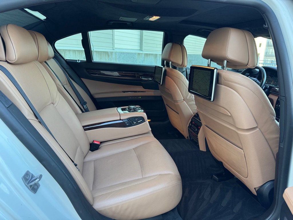 Used 2015 BMW 750Li xDrive image 34