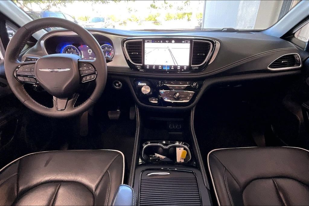 Used 2025 Chrysler Pacifica Limited FWD image 6