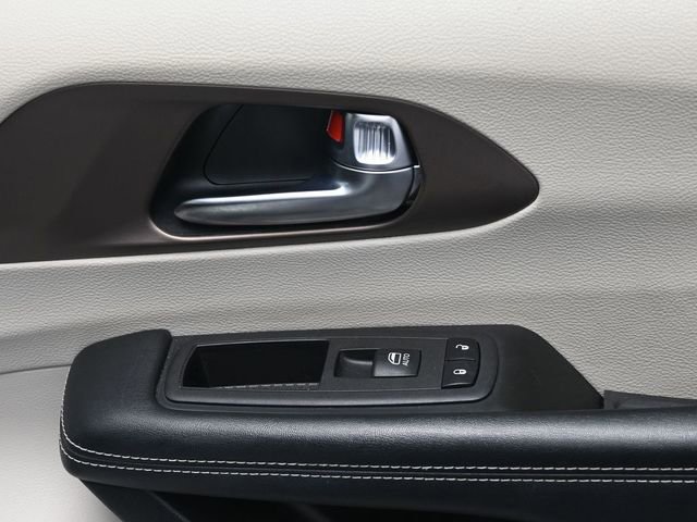 Used 2023 Chrysler Voyager LX image 32