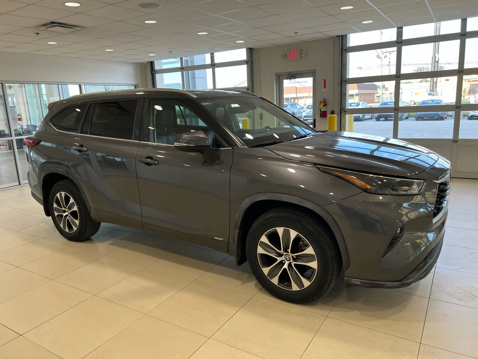Used 2023 Toyota Highlander XLE AWD/4WD image 1
