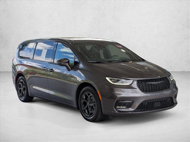 Used 2022 Chrysler Pacifica Limited w/ Uconnect Theater Family Group FWD image 3