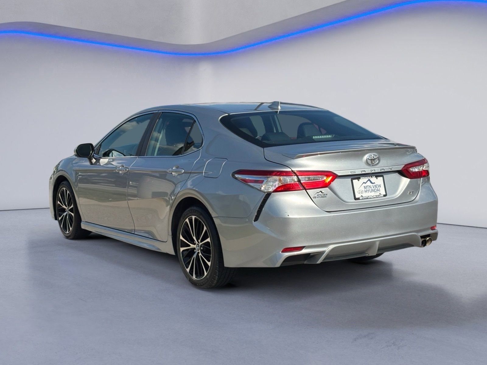 Used 2020 Toyota Camry SE FWD image 3