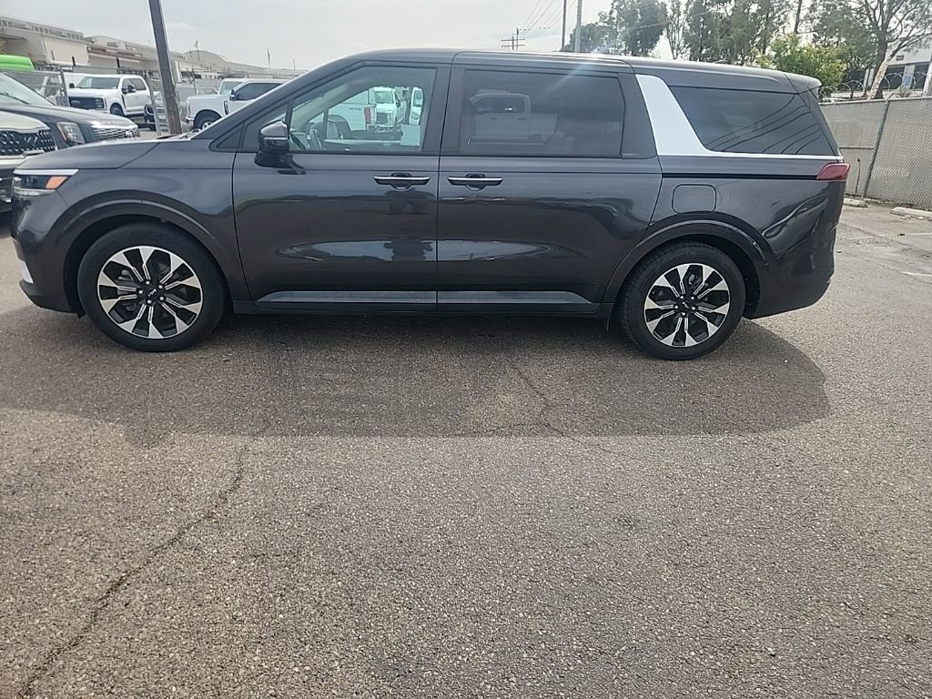 Used 2023 Kia Carnival EX image 7