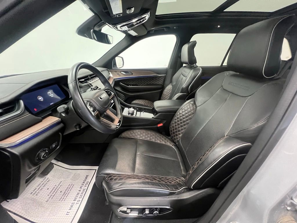 Used 2024 Jeep Grand Cherokee Summit image 4