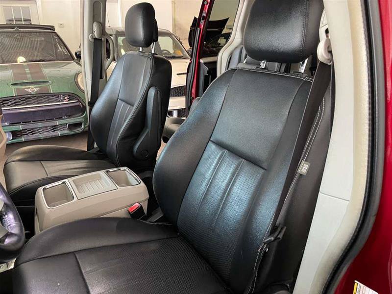 Used 2015 Chrysler Town & Country Touring-L w/ Driver Convenience Group FWD image 28