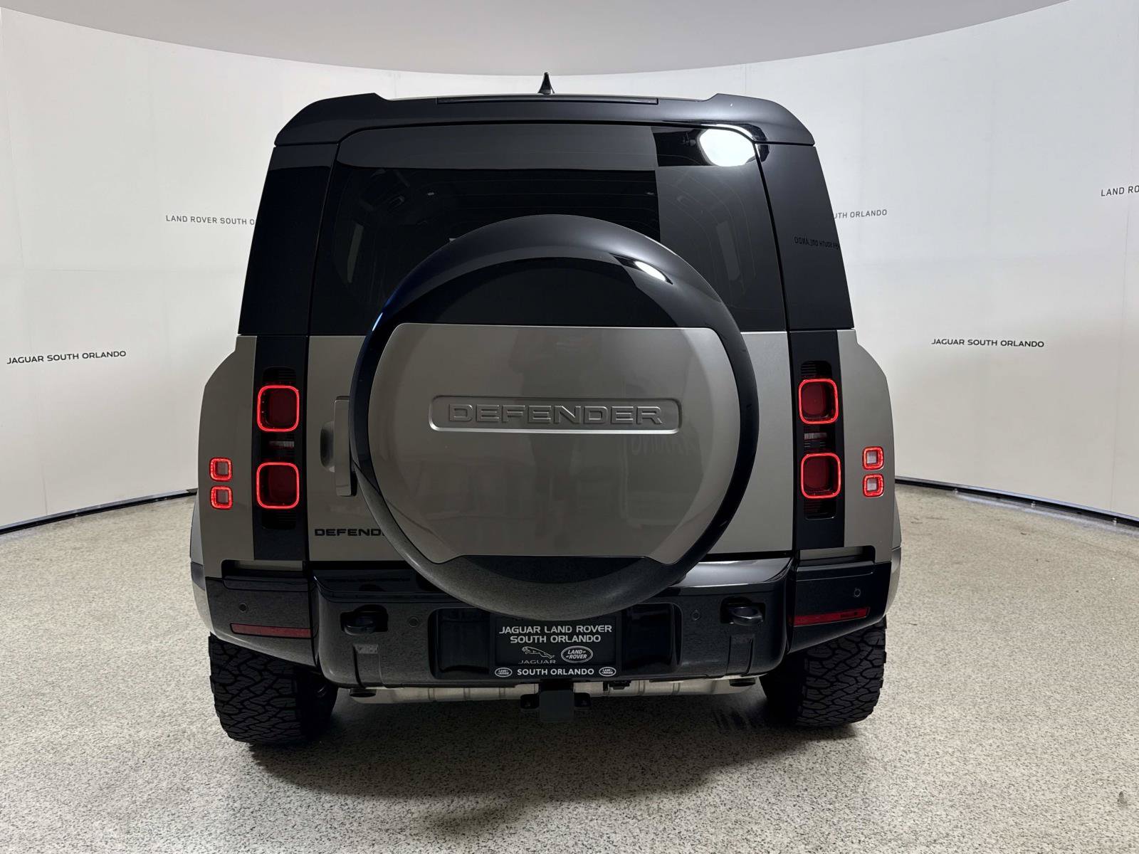 Used 2025 Land Rover Defender 110 X-Dynamic SE AWD/4WD image 4