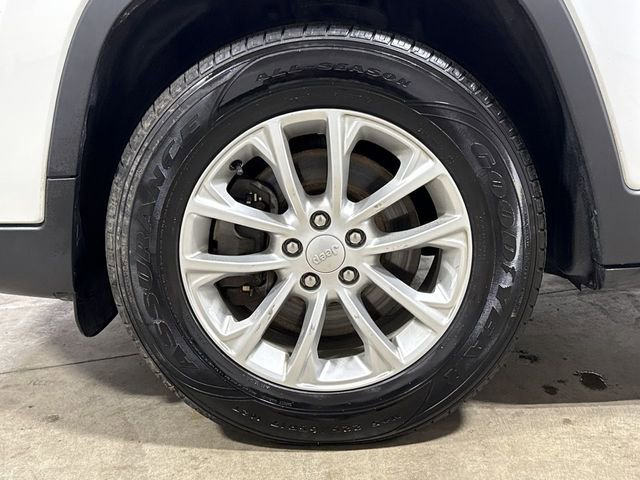 Used 2019 Jeep Cherokee Latitude w/ Popular Appearance Group AWD/4WD image 26